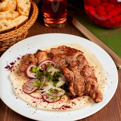 Beef, lamb  kebab served with onion slices, vegetables and herbs, lavash in white plate. image SSUCv3H4sIAAAAAAACA3VOuw7DIAz8F88MrbrxK1EHB6zIigMSmFRVlH+vIe3Y7R723R0wY+UA/gAWaVULKucE/u6AImsujAL+djqoitoqVbs1FlBpMXfwX8h0dB18aiL20OYLnu6P/nSAC6Xw7pkWWkgIR8Vk1vpSKtu3b+dI+YLYIncIew4o5j/6Htuet5HzAeYv7oXUAAAA